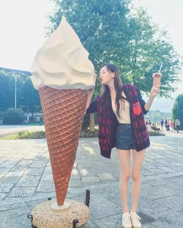 熱巴腿長109公分,唐嫣腿長115公分,她的腿值3000萬,網友:我的腿只是交通工具!