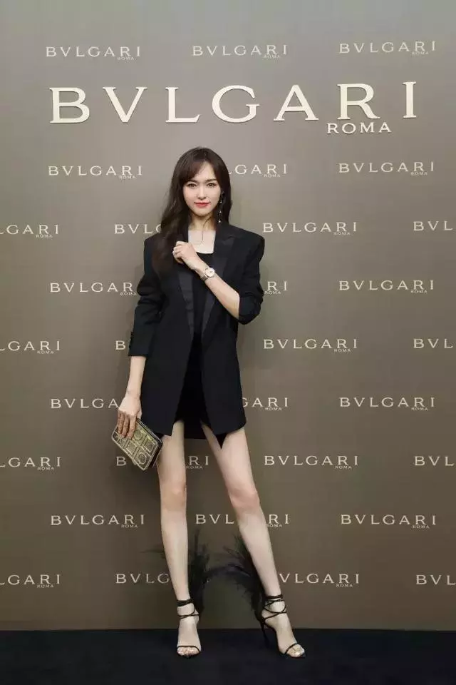 熱巴腿長109公分,唐嫣腿長115公分,她的腿值3000萬,網友:我的腿只是交通工具!