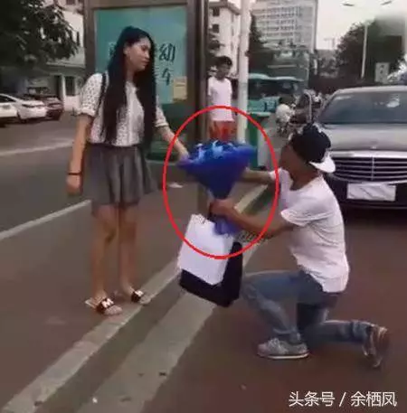 200萬賓士男當街向女子求婚,男友這時卻騎「電動車」來接她!她馬上狠狠打臉!