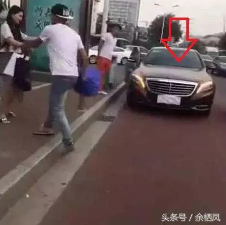 200萬賓士男當街向女子求婚,男友這時卻騎「電動車」來接她!她馬上狠狠打臉!