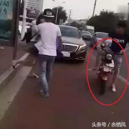 200萬賓士男當街向女子求婚,男友這時卻騎「電動車」來接她!她馬上狠狠打臉!