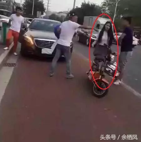 200萬賓士男當街向女子求婚,男友這時卻騎「電動車」來接她!她馬上狠狠打臉!