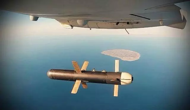 伊朗50架軍機全面出擊,飛彈炸彈猛烈開火!波斯灣上空戰雲密布