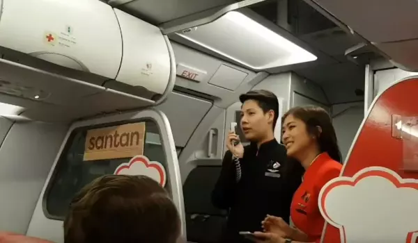 班機誤點整機,旅客超煩躁, 空服人員靈機一動上前「獻唱歌曲」安撫大家!沒想到一開口,大家都驚呆了!