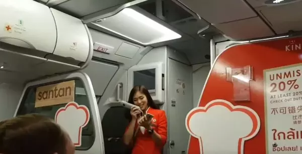 班機誤點整機,旅客超煩躁, 空服人員靈機一動上前「獻唱歌曲」安撫大家!沒想到一開口,大家都驚呆了!