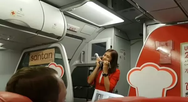 班機誤點整機,旅客超煩躁, 空服人員靈機一動上前「獻唱歌曲」安撫大家!沒想到一開口,大家都驚呆了!