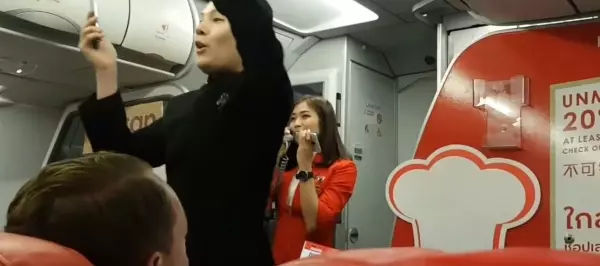 班機誤點整機,旅客超煩躁, 空服人員靈機一動上前「獻唱歌曲」安撫大家!沒想到一開口,大家都驚呆了!