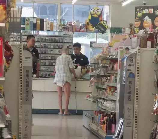 台南一失智老人走進超商,店員態度「差很大」。人品刻在眼裡,一件小事看透徹