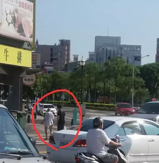 台南一失智老人走進超商,店員態度「差很大」。人品刻在眼裡,一件小事看透徹