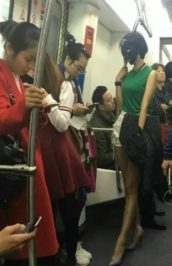 我老公在前面 , 能不這麼猴急唄 , 看到多不好