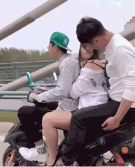 我老公在前面 , 能不這麼猴急唄 , 看到多不好