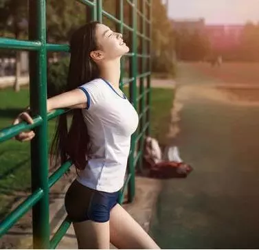我老公在前面 , 能不這麼猴急唄 , 看到多不好