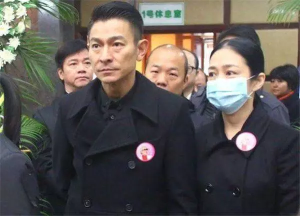 她當年「一手捧紅劉德華」晚年卻遭子女棄之不顧,華仔霸氣一肩扛:我可以養乾媽一輩子!