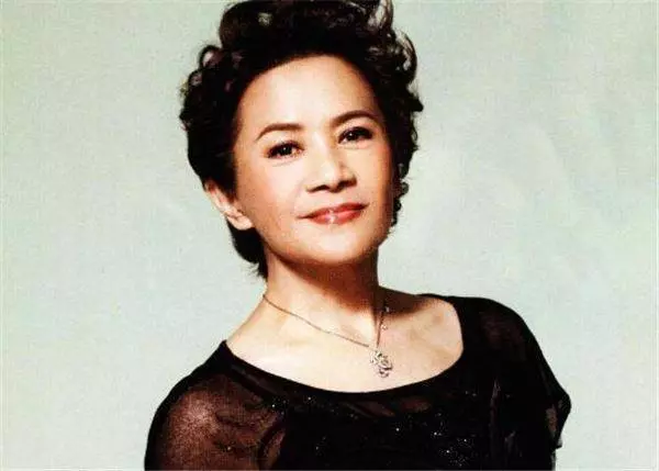 她當年「一手捧紅劉德華」晚年卻遭子女棄之不顧,華仔霸氣一肩扛:我可以養乾媽一輩子!