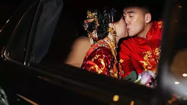 洪煒與趙芸蕾今天舉行大婚,柴飈任伴郎