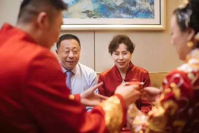 洪煒與趙芸蕾今天舉行大婚,柴飈任伴郎