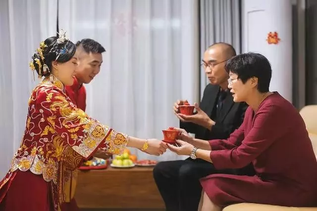 洪煒與趙芸蕾今天舉行大婚,柴飈任伴郎