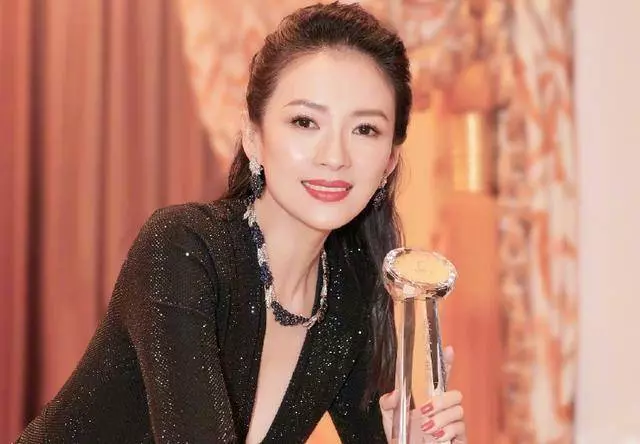 章子怡女兒醒醒長大了,圓嘟嘟臉頰濃眉大眼,模仿媽媽演戲很有范