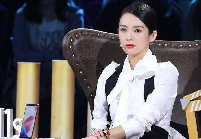 章子怡女兒醒醒長大了,圓嘟嘟臉頰濃眉大眼,模仿媽媽演戲很有范