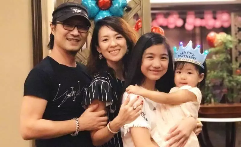 章子怡女兒醒醒長大了,圓嘟嘟臉頰濃眉大眼,模仿媽媽演戲很有范