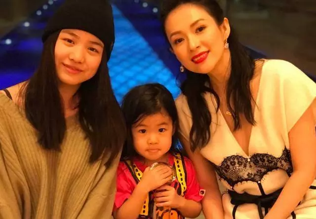 章子怡女兒醒醒長大了,圓嘟嘟臉頰濃眉大眼,模仿媽媽演戲很有范