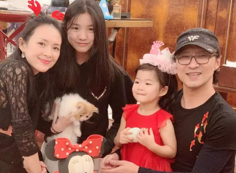 章子怡女兒醒醒長大了,圓嘟嘟臉頰濃眉大眼,模仿媽媽演戲很有范