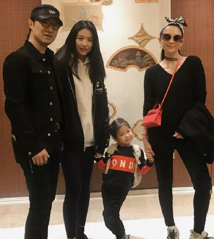 章子怡女兒醒醒長大了,圓嘟嘟臉頰濃眉大眼,模仿媽媽演戲很有范
