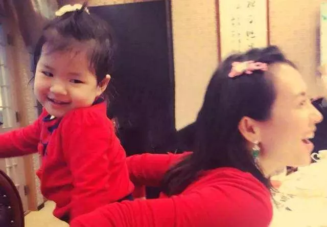 章子怡女兒醒醒長大了,圓嘟嘟臉頰濃眉大眼,模仿媽媽演戲很有范