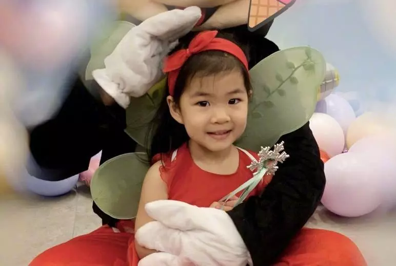 章子怡女兒醒醒長大了,圓嘟嘟臉頰濃眉大眼,模仿媽媽演戲很有范