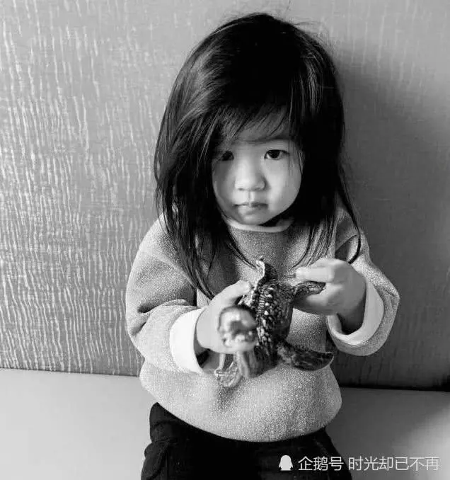 章子怡女兒醒醒長大了,圓嘟嘟臉頰濃眉大眼,模仿媽媽演戲很有范