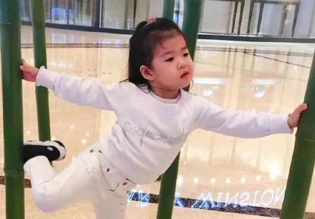 章子怡女兒醒醒長大了,圓嘟嘟臉頰濃眉大眼,模仿媽媽演戲很有范