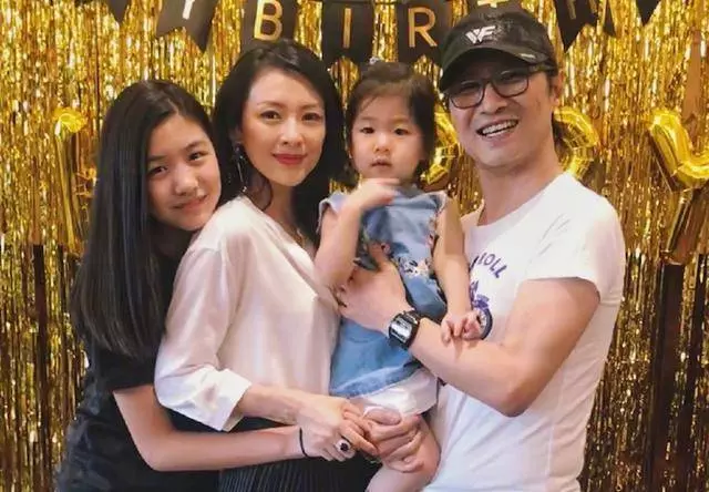 章子怡女兒醒醒長大了,圓嘟嘟臉頰濃眉大眼,模仿媽媽演戲很有范