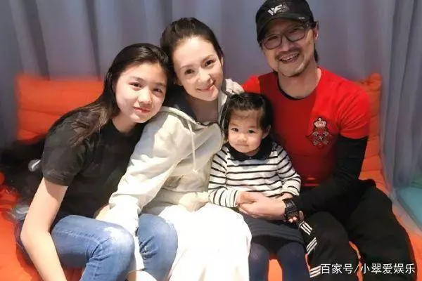 章子怡女兒醒醒長大了,圓嘟嘟臉頰濃眉大眼,模仿媽媽演戲很有范