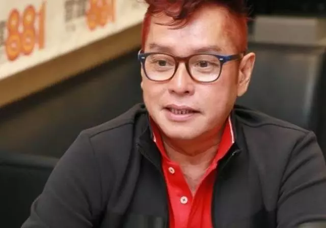68歲譚詠麟全家照曝光,兩個老婆同夫不同命,唯一兒子原來長這樣!