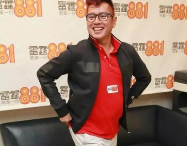 68歲譚詠麟全家照曝光,兩個老婆同夫不同命,唯一兒子原來長這樣!