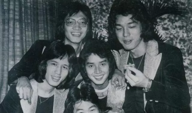 68歲譚詠麟全家照曝光,兩個老婆同夫不同命,唯一兒子原來長這樣!