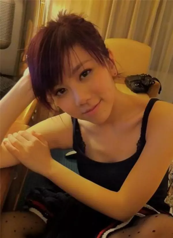 鄧紫棋當年16歲寫真集流出!拍片玩射籃球機,左邊「長輩」跌出來!網友:真的很大!