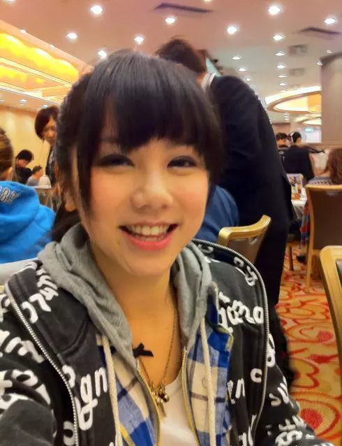 鄧紫棋當年16歲寫真集流出!拍片玩射籃球機,左邊「長輩」跌出來!網友:真的很大!