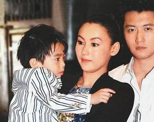 張柏芝曬大兒子Lucas近照,12歲身高超越媽媽,長相酷似爸爸,網友:以為看到謝霆鋒