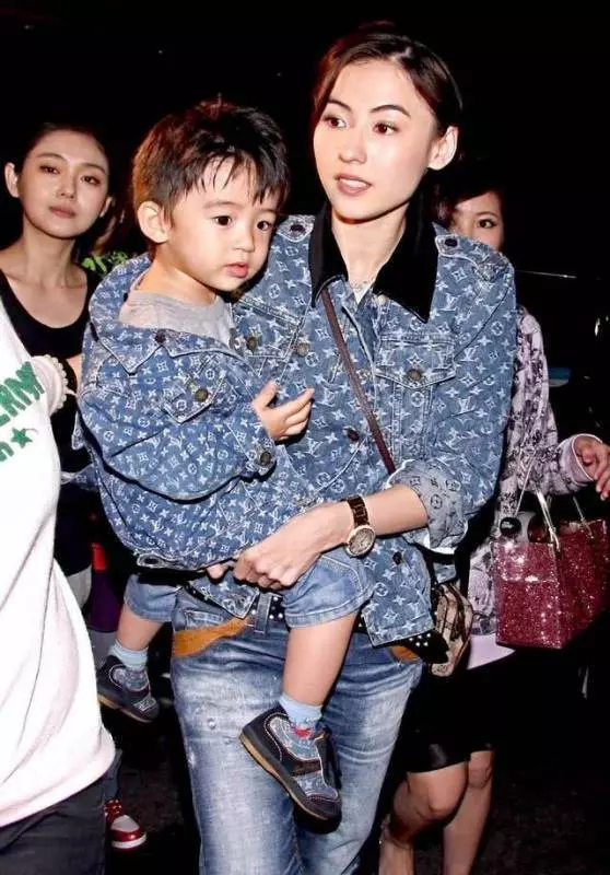張柏芝曬大兒子Lucas近照,12歲身高超越媽媽,長相酷似爸爸,網友:以為看到謝霆鋒
