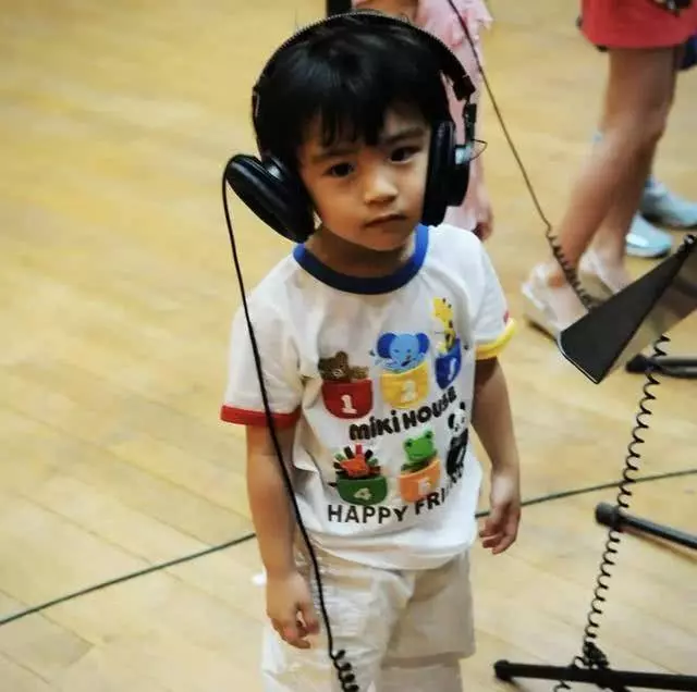 張柏芝曬大兒子Lucas近照,12歲身高超越媽媽,長相酷似爸爸,網友:以為看到謝霆鋒