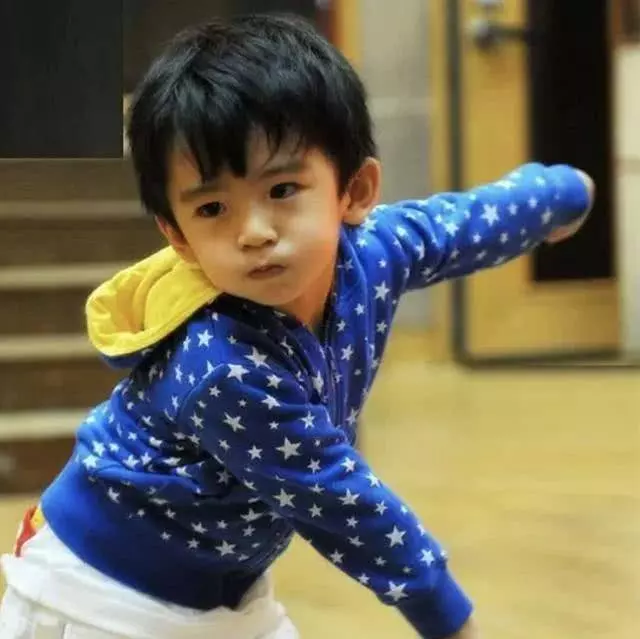 張柏芝曬大兒子Lucas近照,12歲身高超越媽媽,長相酷似爸爸,網友:以為看到謝霆鋒