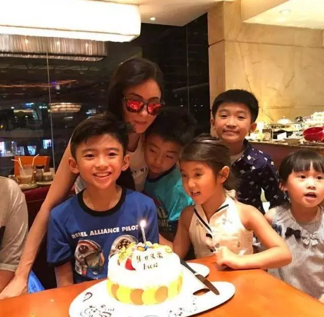 張柏芝曬大兒子Lucas近照,12歲身高超越媽媽,長相酷似爸爸,網友:以為看到謝霆鋒