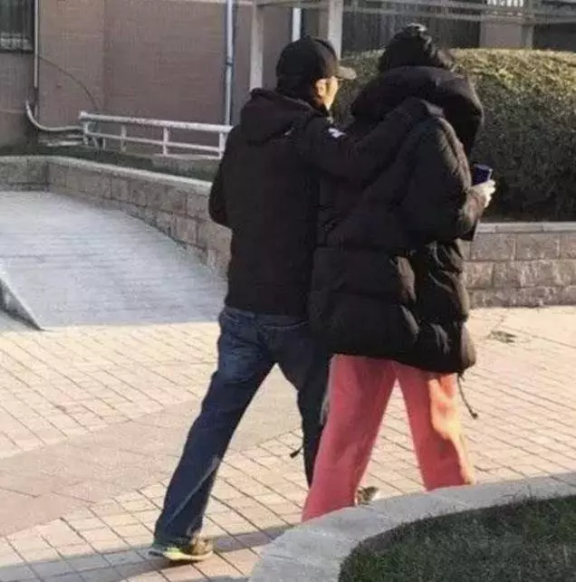 張柏芝曬大兒子Lucas近照,12歲身高超越媽媽,長相酷似爸爸,網友:以為看到謝霆鋒