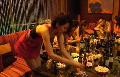 酒店妹惹錯對象仙人跳［教父級大哥］談判時小弟坐滿3包廂嚇到臉青青！
