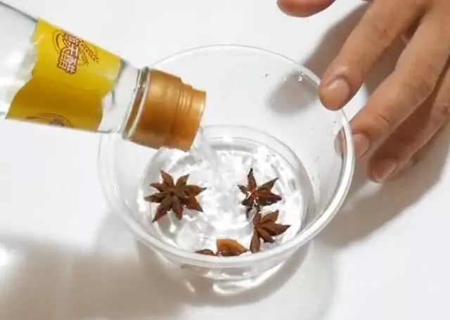 把八角泡在白醋中,家家戶戶都用到