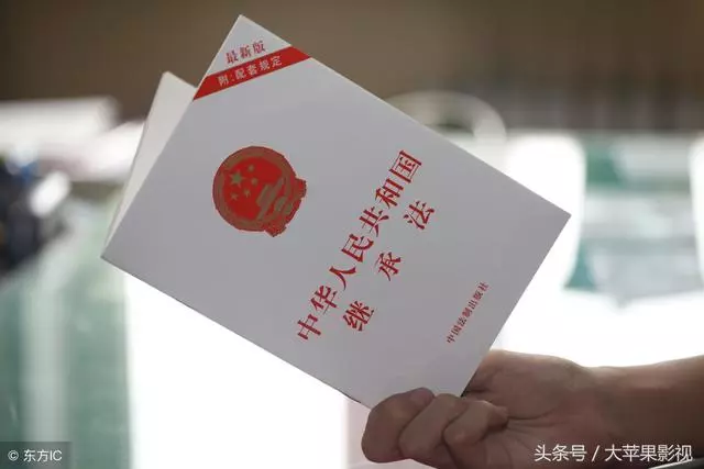母親去世後,兄弟爭遺產,親戚指了指養女,最後都無話可說
