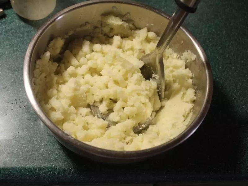 老媽用馬鈴薯做小零食,一 口下去香酥甜脆,小姪女吃後不願意回家!