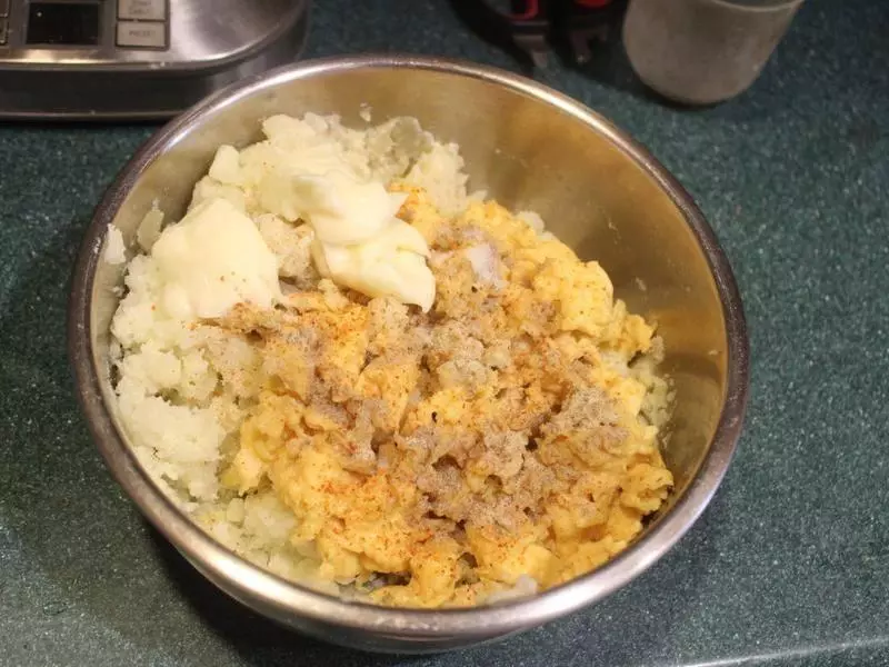 老媽用馬鈴薯做小零食,一 口下去香酥甜脆,小姪女吃後不願意回家!