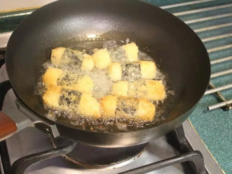 老媽用馬鈴薯做小零食,一 口下去香酥甜脆,小姪女吃後不願意回家!